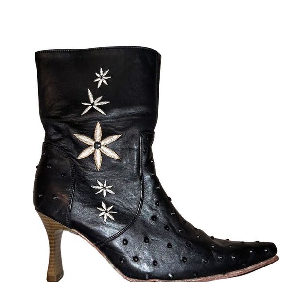 El Canelo lady’s black booties with cream flowers on side. - Picture 4 of 11